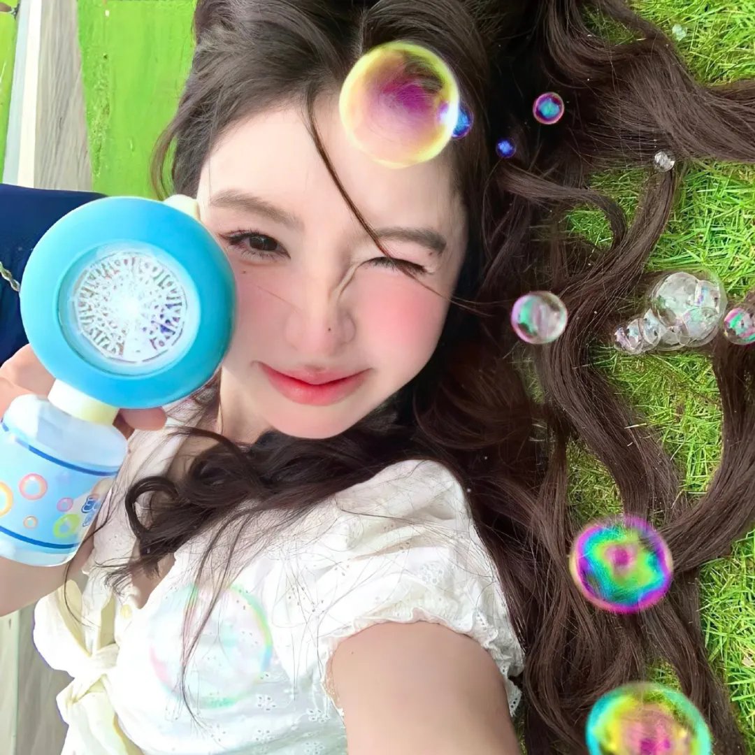 他很怪，他是我爸爸